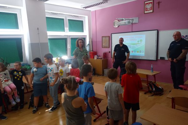 Spotkanie z policjantami w klasach 1
