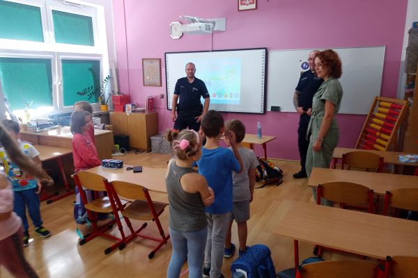 Spotkanie z policjantami w klasach 1