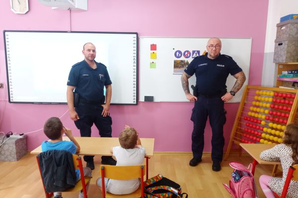 Spotkanie z policjantami w klasach 1