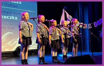 uczennice podczas występu