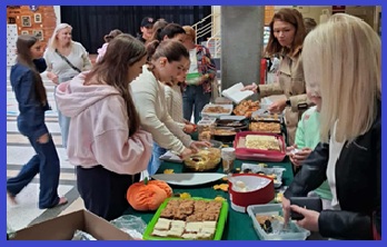 uczniowie podczas kiermaszu