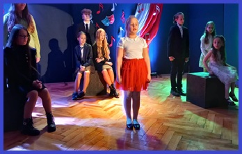 uczennica podczas występu