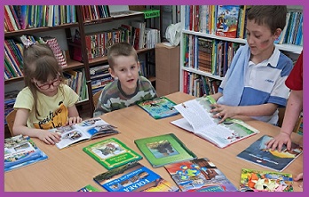 młodsi uczniowie w bibliotece