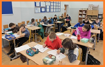 uczniowie podczas zajęć