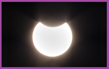 zdjęcie przedstawia częściowe zaćmienie słońca