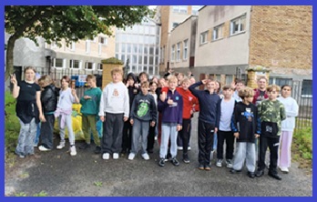 uczniowie podczas akcji