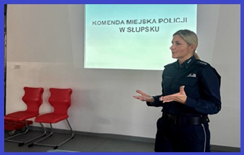 Pani st. asp. Kamila Koszałka - prowadząca szkolenie