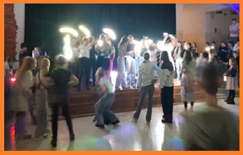 uczniowie podczas zabawy